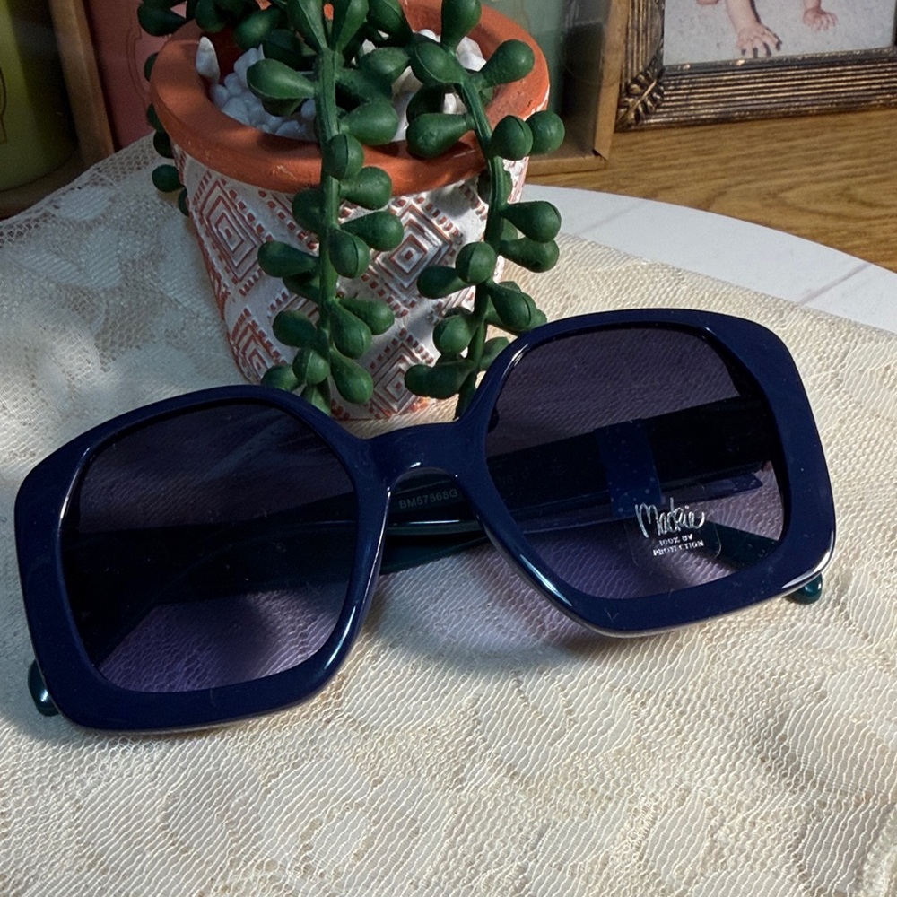 😎😎😎BOGOHO😎😎😎Mackie Navy/Green Oversized Sunglasses w/ Gold Accent